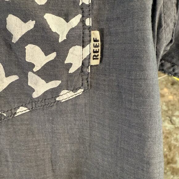 Reef Men’s Casual Button Down Shirt Gray Pocket‎ Accent 100% Cotton L Summer - Picture 5 of 7